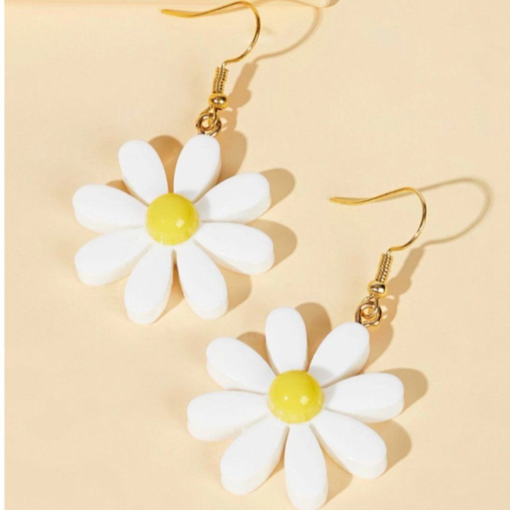 7/$35 White Flower Earrings Daisy Statement Earrings - Picture 3 of 10